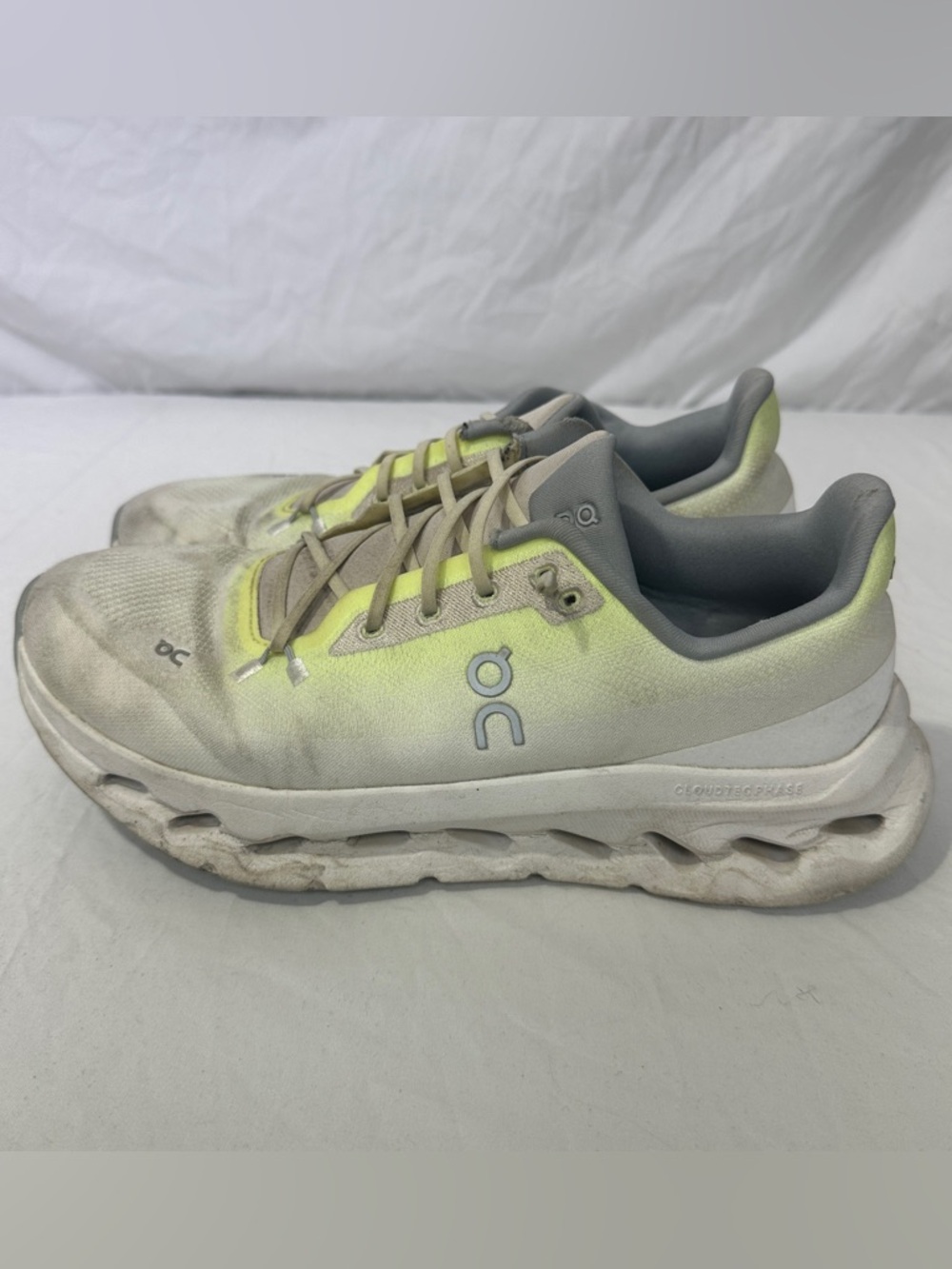 On CloudTilt women's size 10 - white